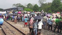 আদিবাসীদের অবরোধ, সকাল থেকেই বিপর্যস্ত দক্ষিণ-পূর্ব রেল পরিষেবা 