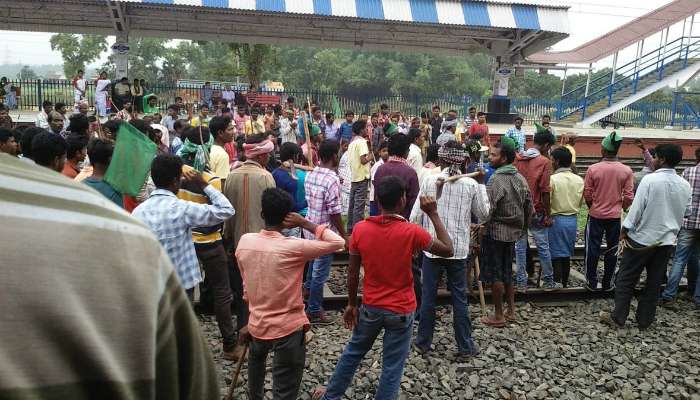 অচল রেলপথ, ভোগান্তি যাত্রীদের, হাওড়ায় বিক্ষোভ পরীক্ষার্থীদের 