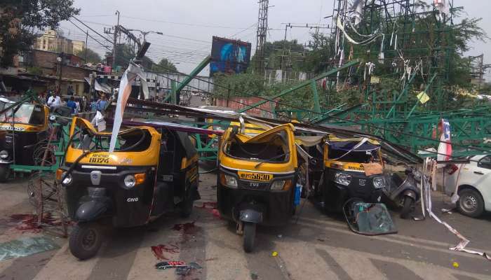 রাস্তায় হুড়মুড়িয়ে ভেঙে পড়ল হোর্ডিংয়ের লোহার কাঠামো, মৃত ৪ 