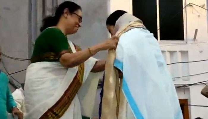 উপহার পাওয়া বেনারসী  বৌদিকে দিয়ে এলেন মমতা 