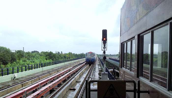 মেট্রো লাইন পারাপার করতে গিয়ে বিপত্তি, ভোগান্তি অফিস যাত্রীদের