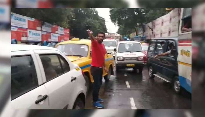 ট্রাফিক সার্জেন্টের ভূমিকায় শিলাজিত্, ভিড়ে রাস্তা করে দিলেন অ্যাম্বুল্যান্সকে