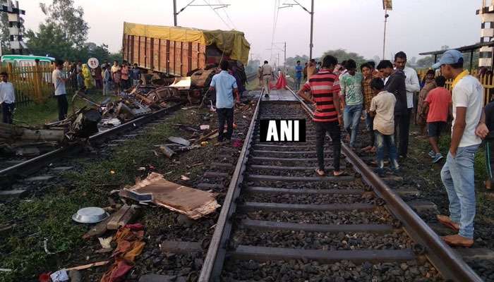 ট্রাকের ধাক্কায় রাজধানী এক্সপ্রেসের দুটি কামরা বেলাইন, নিহত ট্রাকের চালক 