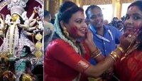 দর্পণ বিসর্জন হতেই শুরু প্রতিমা বরণ, সিঁদুরখেলায় মাতলেন মহিলারা