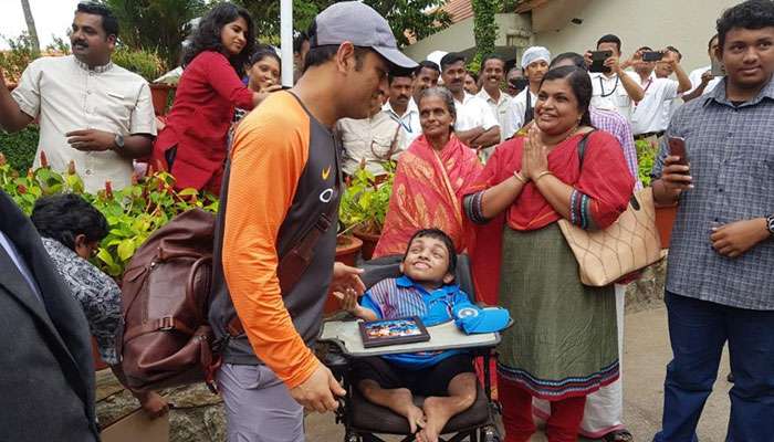 এক স্পেশাল ফ্যান-কে আজীবন বাঁধিয়ে রাখার মতো মুহূর্ত উপহার দিয়ে গেলেন ধোনি