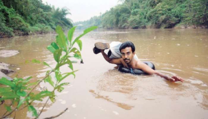 পড়ানোর তাগিদে ১৯ বছর ধরে নদী সাঁতরে স্কুলে যাচ্ছেন আব্দুল