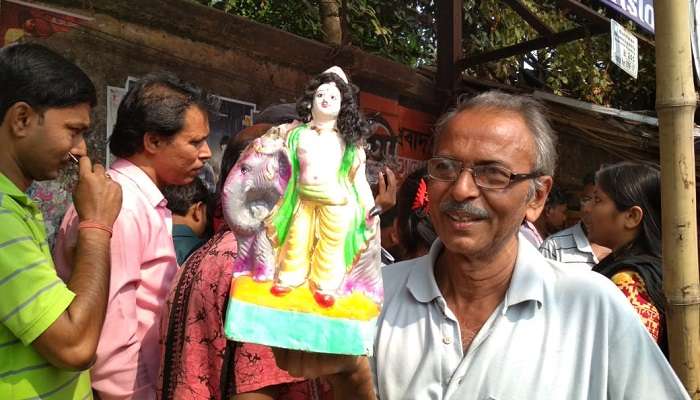 বিশ্বকর্মা সেজেগুজে হল কার্তিক! ঠাকুর বদল ঘিরে ধুন্ধুমার কার্জন গেট বিশ্বকর্মা সেজেগুজে হল কার্তিক! ঠাকুর বদল ঘিরে ধুন্ধুমার কার্জন গেট