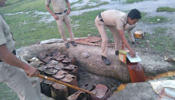 চোলাইয়ে কড়া রাজ্য, এবার নজরদারির দায়িত্ব দেওয়া হল স্বনির্ভর গোষ্ঠীগুলিকেও 