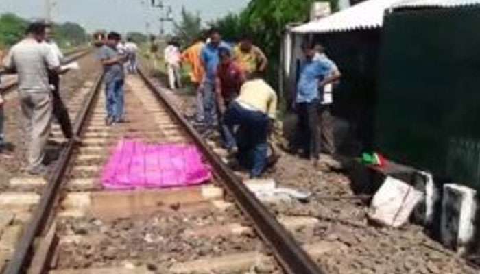 মায়ের সঙ্গে ফোনে কথা বলতে বলতে রেললাইন পার, অতঃপর...