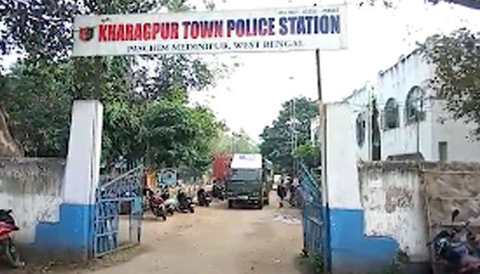 থানায় পুলিসের সামনেই গলায় ব্লেড চালাল যুবক থানায় পুলিসের সামনেই গলায় ব্লেড চালাল যুবক