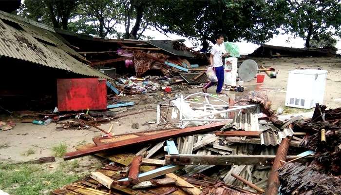 সুমাত্রা ও জাভায় আঘাত হানল ভয়ঙ্কর সুনামি; নিহত ১৬৮, আহত বহু