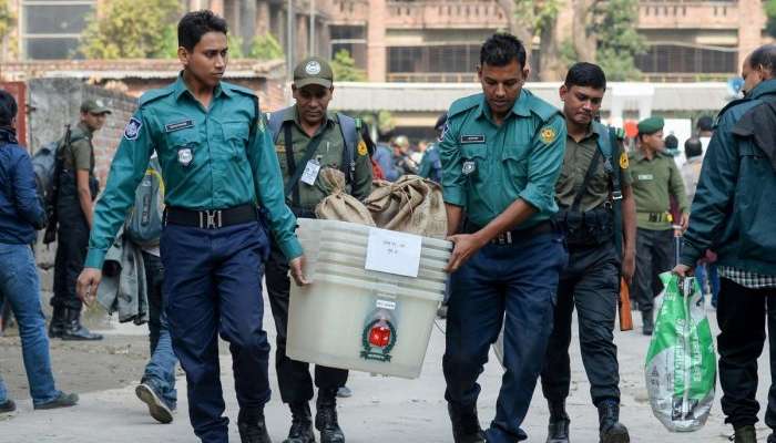 সন্ত্রাসের আবহেই রাত পোহালে জাতীয় সংসদ নির্বাচনে ভোট দেবে বাংলাদেশ