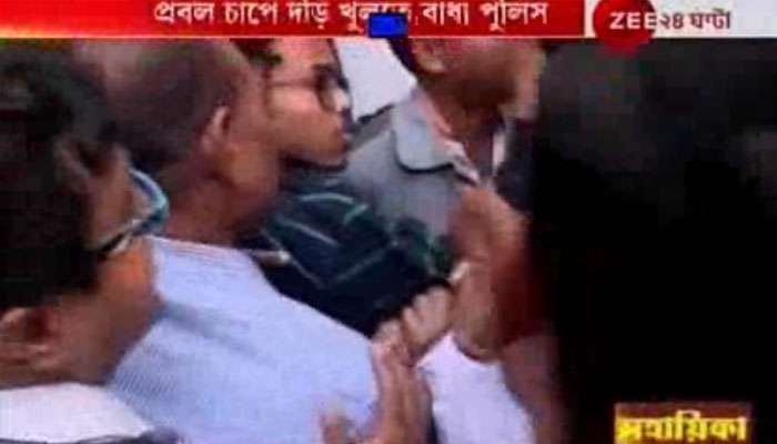 ধৃত ধর্মঘট সমর্থকদের কোমরে দড়ি! তীব্র উত্তেজনা আলিপুর আদালতে ধৃত ধর্মঘট সমর্থকদের কোমরে দড়ি! তীব্র উত্তেজনা আলিপুর আদালতে