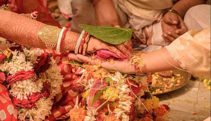 বড় বউদির সঙ্গে স্বামীর 'সম্পর্ক' ভালো ঠেকেনি! বিয়ের ১১ মাসের মাথায় মর্মান্তিক পরিণতি যুবতী স্ত্রীর বড় বউদির সঙ্গে স্বামীর 'সম্পর্ক' ভালো ঠেকেনি! বিয়ের ১১ মাসের মাথায় মর্মান্তিক পরিণতি যুবতী স্ত্রীর