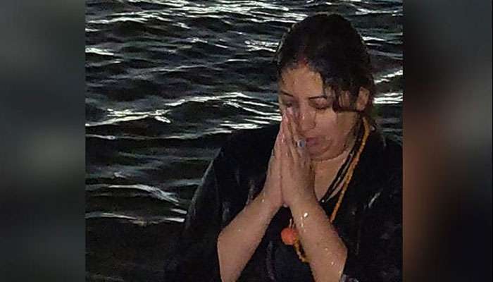 ‘হর্ হর্ গঙ্গা’, কুম্ভমেলায় নিজের পুণ্যস্নানের ছবি পোস্ট স্মৃতি ইরানির ‘হর্ হর্ গঙ্গা’, কুম্ভমেলায় নিজের পুণ্যস্নানের ছবি পোস্ট স্মৃতি ইরানির