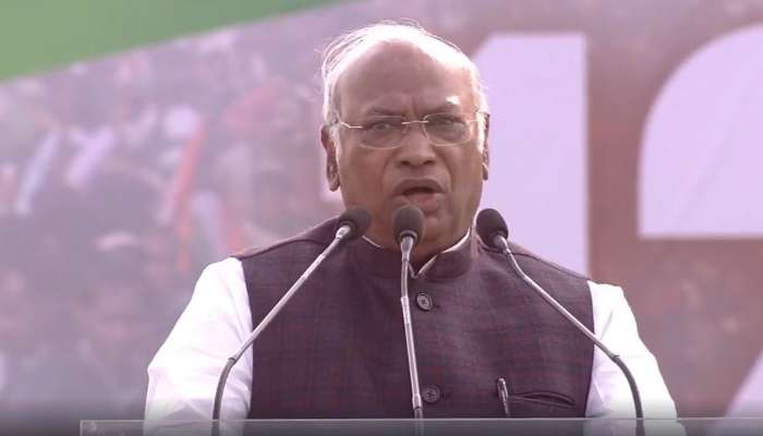 রাহুলের পর মমতার 'ঐক্যবদ্ধ ভারত' গঠনের পাশে সনিয়া, নেত্রীর বার্তা পড়লেন খাড়গে রাহুলের পর মমতার 'ঐক্যবদ্ধ ভারত' গঠনের পাশে সনিয়া, নেত্রীর বার্তা পড়লেন খাড়গে