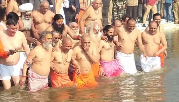 প্রয়াগে পুণ্যস্নান সারলেন সপার্ষদ যোগী আদিত্যনাথ, দেখুন ভিডিয়ো