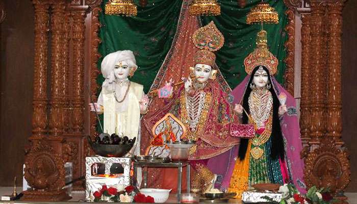 মার্কিন মুলুকে মন্দিরে হামলা; ভাঙচুর, বিগ্রহে কালি লেপে দিল দুষ্কৃতীরা মার্কিন মুলুকে মন্দিরে হামলা; ভাঙচুর, বিগ্রহে কালি লেপে দিল দুষ্কৃতীরা