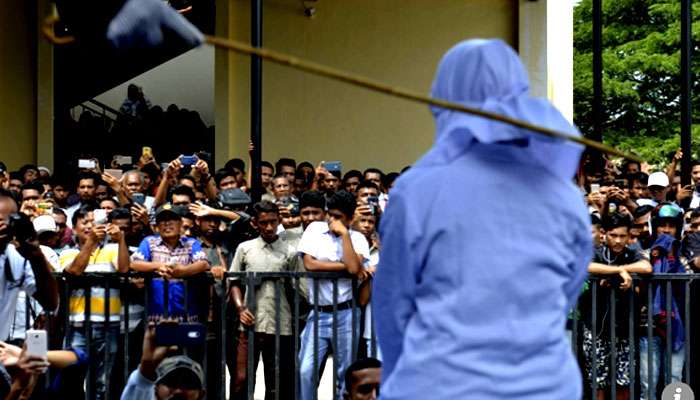 প্রকাশ্যে আলিঙ্গন, বিশ্ববিদ্যালয়ের ছাত্রী-ছাত্রীকে প্রকাশ্যে চাবুক ইন্দোনেশিয়ায় প্রকাশ্যে আলিঙ্গন, বিশ্ববিদ্যালয়ের ছাত্রী-ছাত্রীকে প্রকাশ্যে চাবুক ইন্দোনেশিয়ায়