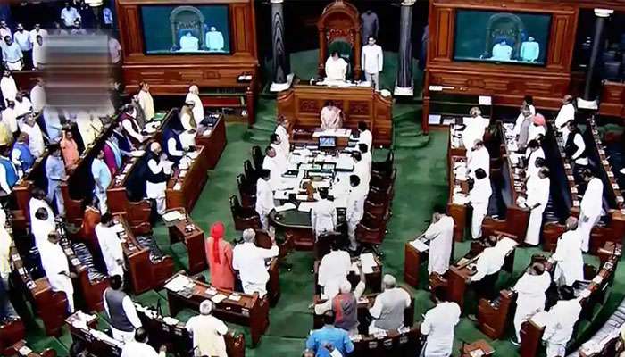রাফাল বাদ দিয়েই সংসদে পেশ হল ক্যাগ রিপোর্ট, বিরোধীদের দাপটে উত্তাল লোকসভা রাফাল বাদ দিয়েই সংসদে পেশ হল ক্যাগ রিপোর্ট, বিরোধীদের দাপটে উত্তাল লোকসভা