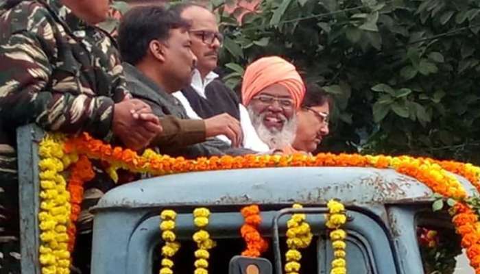 শহিদের শেষযাত্রায় দাঁতকপাটি বার করে হাসলেন বিজেপির সাংসদ শহিদের শেষযাত্রায় দাঁতকপাটি বার করে হাসলেন বিজেপির সাংসদ