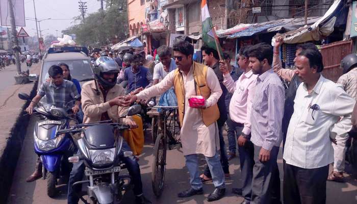 বায়ুসেনার প্রত্যাঘাত উদযাপনে আসানসোলে মিষ্টিমুখ, রাস্তায় নামল বিজেপি