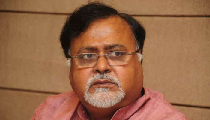 বাইরের লোক আটকাতে এলাকায় নজর রাখার নির্দেশ পার্থর বাইরের লোক আটকাতে এলাকায় নজর রাখার নির্দেশ পার্থর