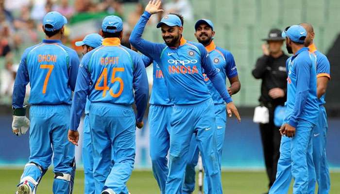 IND vs AUS: ধোনি-রোহিতের সঙ্গে পরামর্শ করেই বিজয়কে শেষ ওভার বল তুলে দেন বিরাট কোহলি!