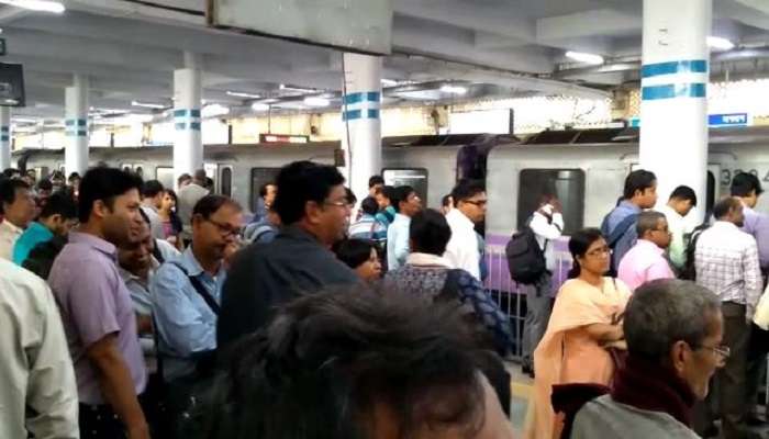 ফের 'আগুন' মেট্রোয়! মুখ পুড়ল কলকাতার 'লাইফলাইন'-এর ফের 'আগুন' মেট্রোয়! মুখ পুড়ল কলকাতার 'লাইফলাইন'-এর
