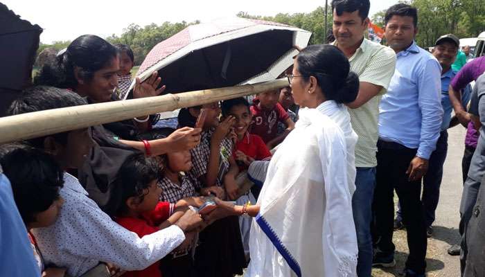 ভিডিয়ো: শিশুদের কলতান শুনে এগিয়ে গেলেন মমতা, ভাব জমালেন মুহূর্তে