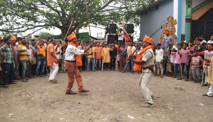 রামনবমীতে উর্দি পরে লাঠিখেলায় &#039;মত্ত&#039; পুলিসকর্মী!