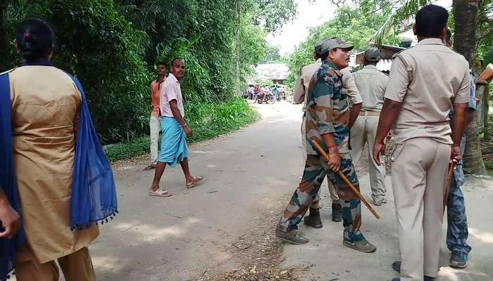 হুমকি তোয়াক্কা না করেই ভোট, ধারালো অস্ত্র দিয়ে বেধড়ক মার এলাকার মহিলাদের