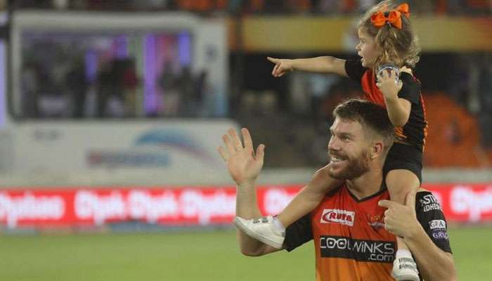 IPL 2019: বিদায়বেলায় ফ্যানদের ওয়ার্নার যা বললেন, তা রেকর্ড করলেন এই &#039;ক্রিকেটার ক্যামেরাম্যান&#039;! দেখুন ভিডিয়ো