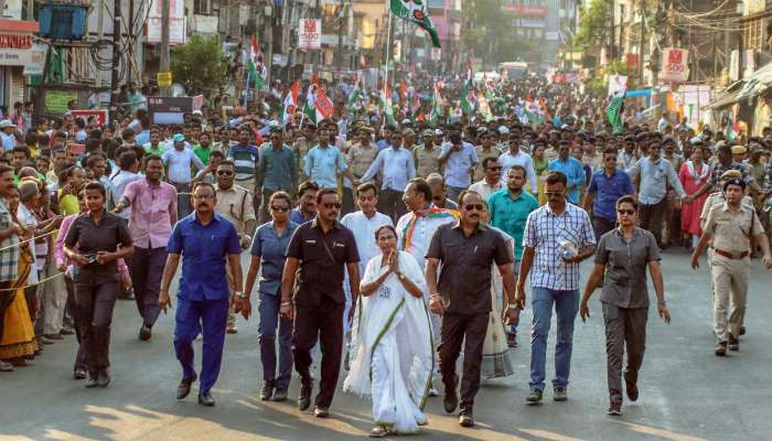 মুখ্যমন্ত্রীর কনভয়ের সামনে &#039;জয় শ্রী রাম&#039; স্লোগান দেওয়ায় ৩ জনকে আটক করল পুলিস 