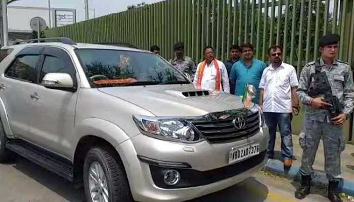 দু' দফায় তল্লাশিতে মুকুল রায়ের গাড়িতে উদ্ধার হল বিস্কুট!