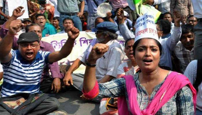 স্কুল শিক্ষক নিয়োগের নয়া মেধা-তালিকা পেয়েছেন প্রার্থীরা, তবু কাটল না জট স্কুল শিক্ষক নিয়োগের নয়া মেধা-তালিকা পেয়েছেন প্রার্থীরা, তবু কাটল না জট