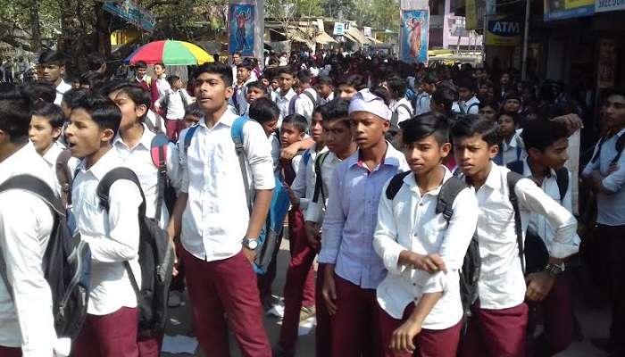 দু-মাস গরমের ছুটি নয়, অবিলম্বে স্কুল খোলার দাবিতে বিক্ষোভ পড়ুয়াদের দু-মাস গরমের ছুটি নয়, অবিলম্বে স্কুল খোলার দাবিতে বিক্ষোভ পড়ুয়াদের