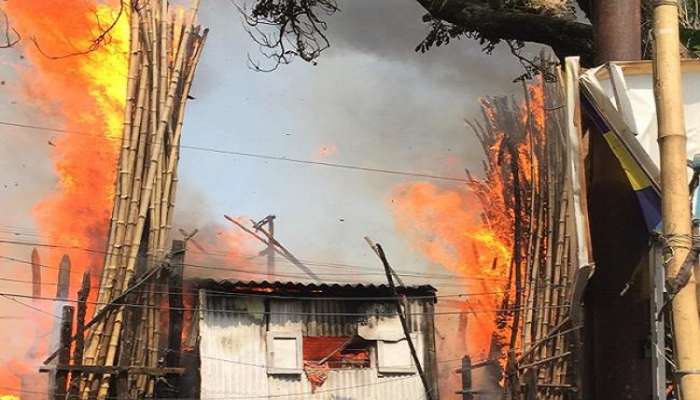 পার্ক সার্কাস রেল লাইনের ধারে বিধ্বংসী আগুন, বন্ধ শিয়ালদা দক্ষিণে ট্রেন চলাচল