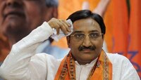 দু’বার জন্ম কেন্দ্রীয় মানবসম্পদ উন্নয়ন মন্ত্রীর! স্বীকার করে নিলেন নিজেই