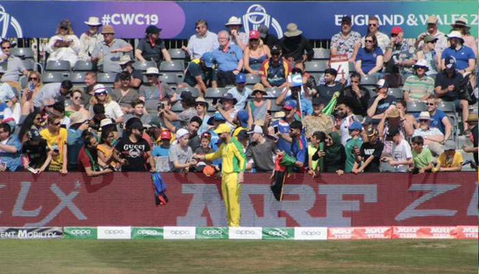 ICC World Cup 2019: আফগানিস্তান ম্যাচে ওয়ার্নারের কাছে অটোগ্রাফের আবদার খুদে দর্শকের