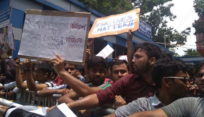 ‘এসমা’ জারির হুঁশিয়ারিতেও গলল না বরফ, গণ-ইস্তফার  ডাক চিকিত্সকদের! 