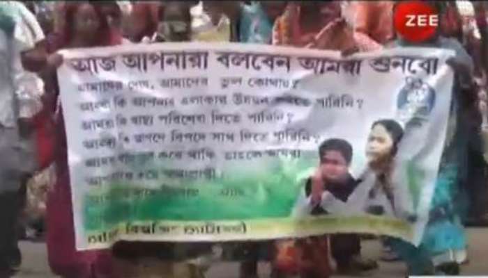 'আজ আপনারা বলবেন, আমরা শুনবো', হারের ধাক্কায় ব্যানার নিয়ে ঘুরছে তৃণমূল 'আজ আপনারা বলবেন, আমরা শুনবো', হারের ধাক্কায় ব্যানার নিয়ে ঘুরছে তৃণমূল