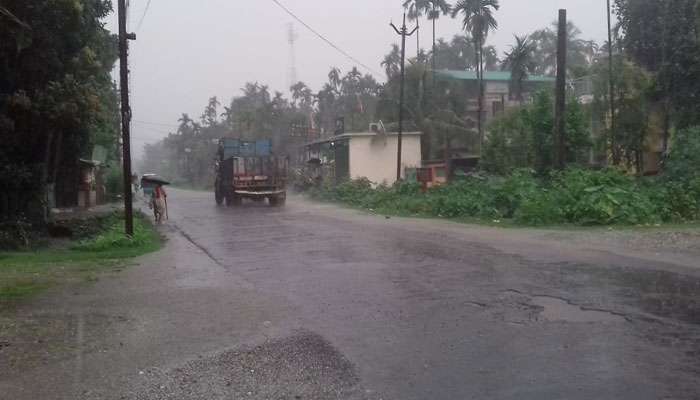 রাতভর মেঘভাঙা বৃষ্টি ডুয়ার্সে, রাস্তা ভেঙে বিচ্ছিন্ন যোগাযোগ