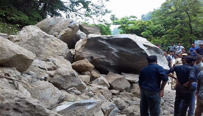 সেবকের কাছে রাস্তায় ধস, বন্ধ শিলিগুড়ি-ডুয়ার্সের যান চলাচল