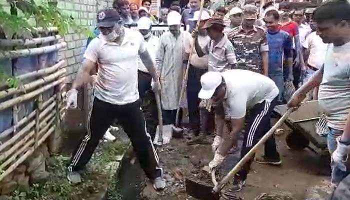 শহরের আবর্জনা পরিষ্কার করতে ঝাঁটা, কোদাল হাতে নেমে পড়লেন ডিএম-এসপি!