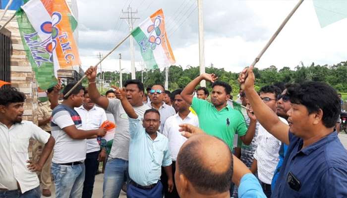 কাটমানির অভিযোগে তৃণমূলি বিধায়কের বিরুদ্ধে বিক্ষোভ দেখাল তৃণমূলই