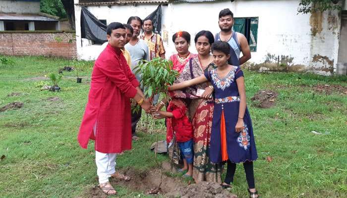 একশো চারাগাছ পুঁতে শ্বশুরবাড়িতে পা রাখলেন নববধূ