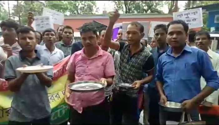জমি দিয়েও মেলেনি চাকরি, থালা হাতে বিক্ষোভ জলপাইগুড়িতে জমি দিয়েও মেলেনি চাকরি, থালা হাতে বিক্ষোভ জলপাইগুড়িতে