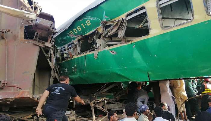 পাকিস্তানে মুখোমুখি ট্রেনের ধাক্কা, মৃত্যু কমপক্ষে ২৪, আহত ৭০