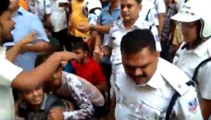 ভিডিয়ো: রাস্তায় হনুমান চালিশা পাঠ, পুলিস-জনতা হাতাহাতি হাওড়ায় ভিডিয়ো: রাস্তায় হনুমান চালিশা পাঠ, পুলিস-জনতা হাতাহাতি হাওড়ায়